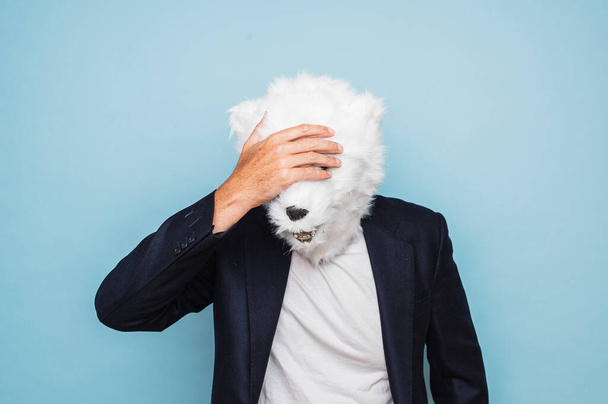 Uomo con maschera di orso polare fare gesto di preoccupazione. - Foto, immagini