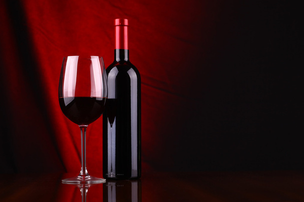 Glas rode wijn - Foto, afbeelding