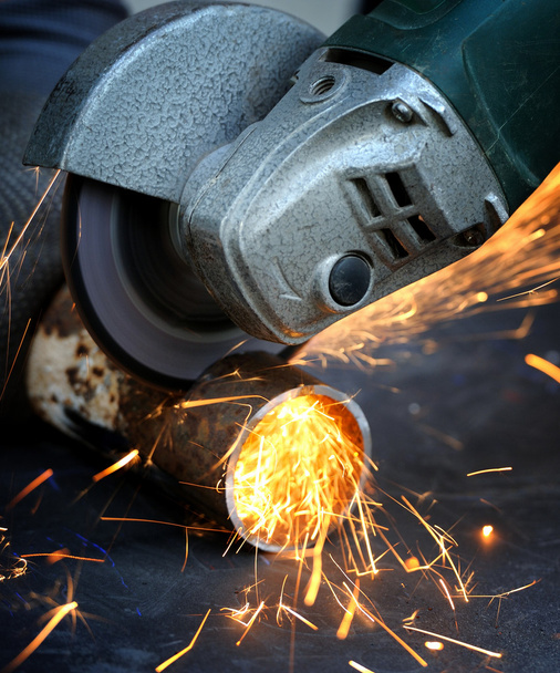 Arbeiter schneidet Metall mit Schleifer - Foto, Bild
