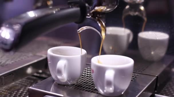 Barman fare tazze di caffè espresso - Filmati, video