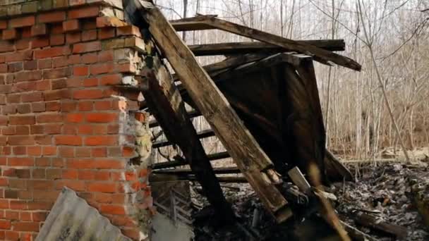 Beyaz Rusya. Çernobil yerleşim bölgesinde terk edilmiş evler. Kornobil Felaket Felaketleri. Beyaz Rusya Köyü 'nde harap olmuş bir ev. Tüm köyler yok edilmeli. - Video, Çekim