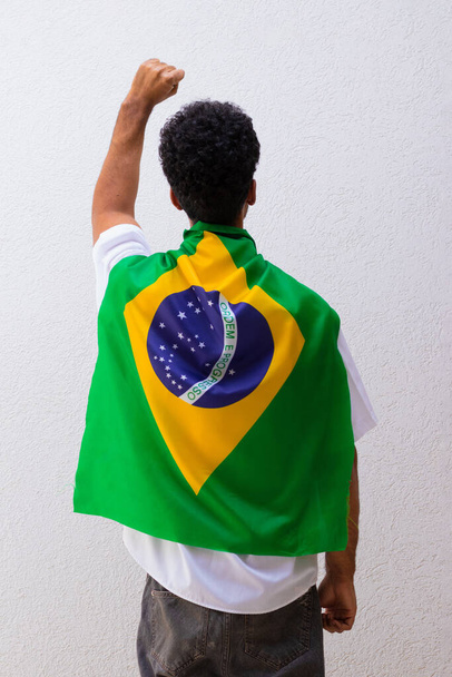 Dos d'un homme avec cape de héros drapeau brésilien isolé sur blanc. - Photo, image