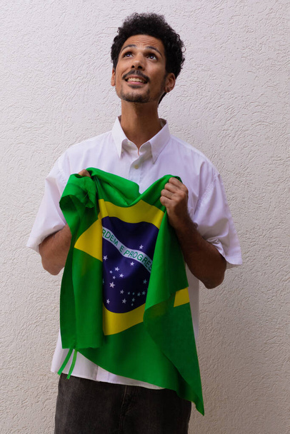 白に隔離されたブラジル国旗を掲揚する事業又は労働者 - 写真・画像