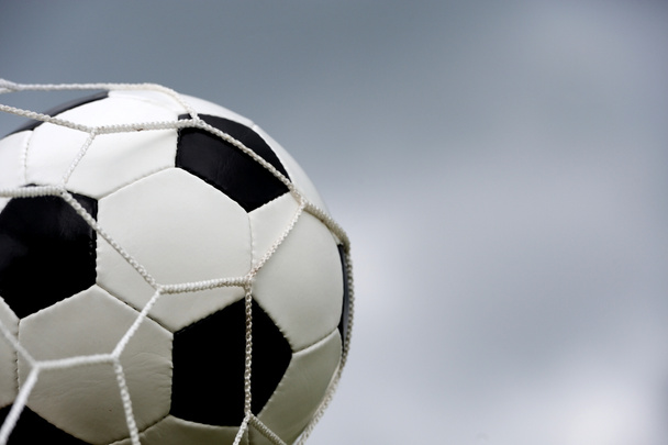 balón de fútbol en el gol - Foto, imagen