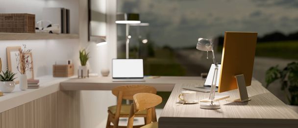 Lugar de trabajo moderno en la casa con estilo con dos maqueta portátil y computadora en escritorio de madera con fondo borroso, representación 3d, ilustración 3d - Foto, imagen