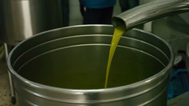 Blick auf den Ölprozess in der Olivenölmühle - Filmmaterial, Video