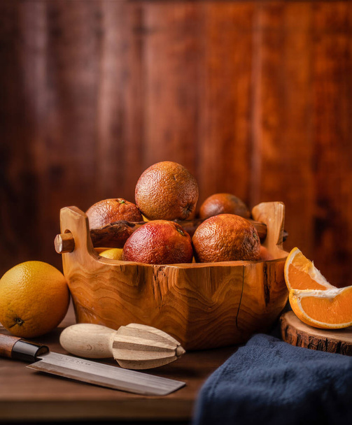 A vertical shot of a basket full of oranges for squeezing - Foto, imagen