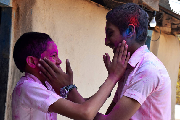 Dos chicos están jugando en colores en la postura feliz, Concepto para el festival indio Holi - Foto, imagen