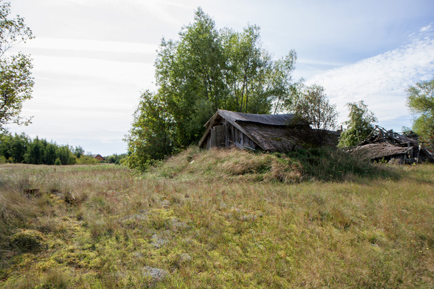 Granja abandonada y arruinada
 - Foto, imagen