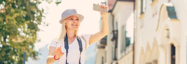 若い女性観光客の写真家。ドイツで素晴らしい休暇を過ごす - 写真・画像