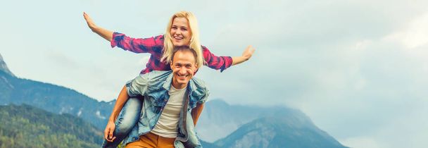 junges Paar in den Bergen lächelt - Foto, Bild