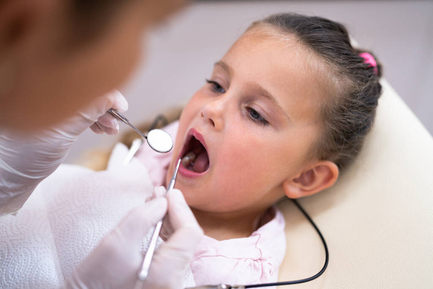 Kinderen op bezoek bij tandarts. Mond Tandheelkundige controle en behandeling - Foto, afbeelding