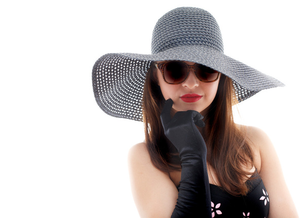 Young woman in black hat and sunglasses - Foto, afbeelding