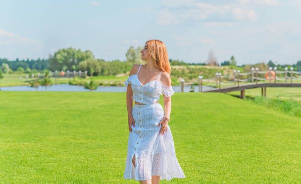 Femme en costume de coton blanc, crop top et jupe à la nature, scène de vacances - Photo, image