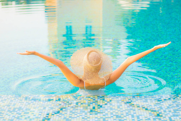 Portrét krásná mladá asijská žena relax úsměv těšit volný čas kolem bazénu v resort hotel na dovolené - Fotografie, Obrázek