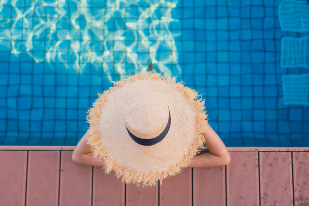 Bonito jovem asiático mulheres feliz sorriso relaxar ao redor piscina ao ar livre no hotel resort neary mar praia para viajar em férias - Foto, Imagem