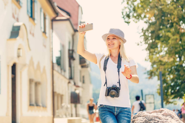 Junge Touristenfotografin. Toller Urlaub in Deutschland - Foto, Bild