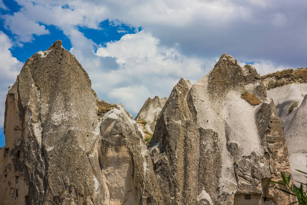 Csodálatos vulkanikus kőzetképződmények ismert Love Valley vagy Tündérkémények Cappadociában, Törökországban. Gomba-völgy egyik látnivalók Goreme Nemzeti Park, Törökország. Hegyek belül szobákkal - Fotó, kép