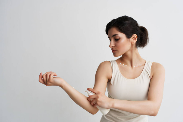γυναίκα φοράει λοσιόν στα χέρια της ενυδατική καθαρή δερματολογία του δέρματος - Φωτογραφία, εικόνα