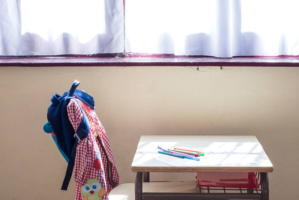 Detailfoto eines Klassenzimmers in der Grundschule, in dem man den Studienort und das typische Material eines Kindes sehen kann. Das Foto ist im Querformat aufgenommen. - Foto, Bild