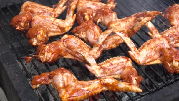 Fleisch Chicken Wings gegrillt. Rohe Hühnerflügel auf dem Grill. Zeitlupe - Filmmaterial, Video