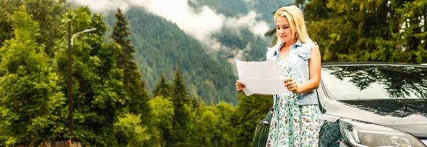 Adventurous Girl navigating in with a Topographic Map in the beautiful Mountains of the Austrian Alps - Fotoğraf, Görsel
