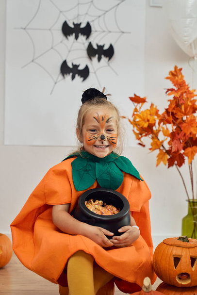 Aranyos kislány arcképe Halloweenkor  - Fotó, kép