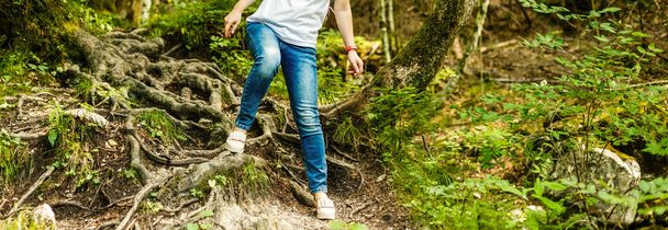 Безкоштовна дівчина-мандрівник в горах з рюкзаком альпінізм Подорожі Стиль життя концепція пейзаж на фоні відпустки пригодницька подорож на відкритому повітрі, людина і природа
 - Фото, зображення