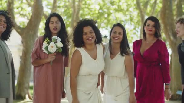 Menyasszonyok és vendégek állnak sorban és ugranak egyszerre - Felvétel, videó