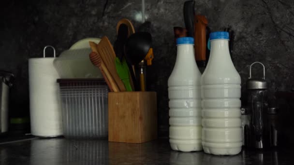keittiövälineet ja maito seisoo keittiön nurkassa - Materiaali, video