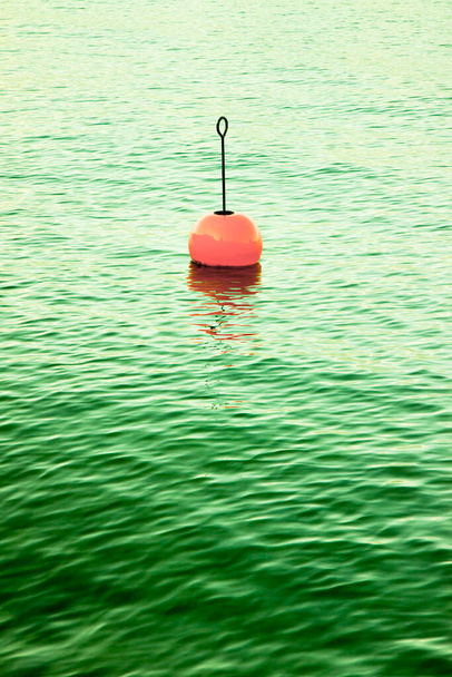 Пластиковий червоний бульйон на спокійному озері тоноване зображення з копіювальним простором
 - Фото, зображення
