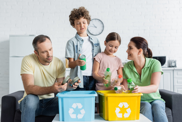 Mosolygó család szelektáló szemetet együtt dobozok újrahasznosítás szimbólum  - Fotó, kép
