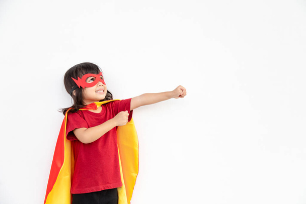 Ребенок ведет себя как супергерой, чтобы спасти мир
 - Фото, изображение