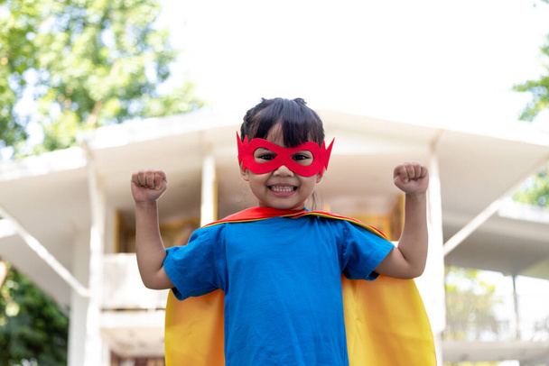 Kind handelt wie ein Superheld, um die Welt zu retten - Foto, Bild