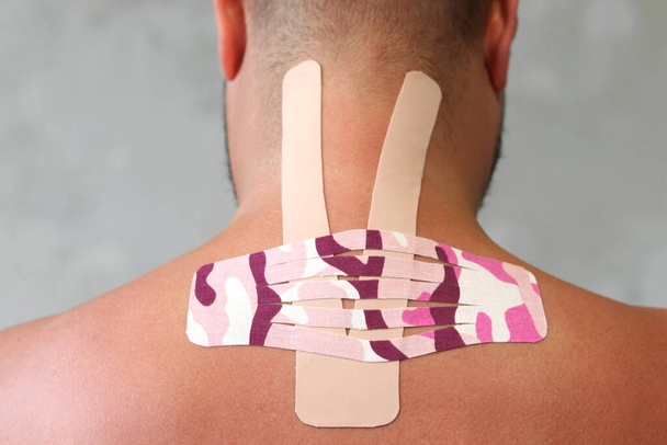 Kinesiologia taping.Close up vista del nastro kinesiologia sul collo del paziente. Kinesiologia, fisioterapia, concetto di riabilitazione. - Foto, immagini