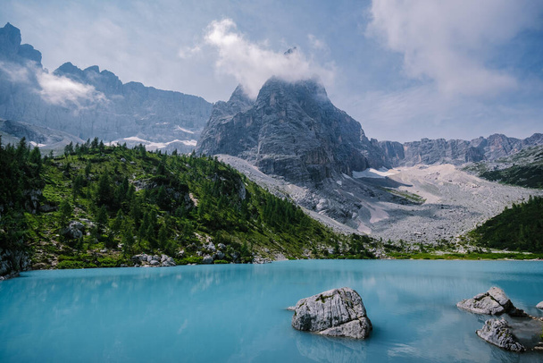 Ráno s jasnou oblohou na Lago di Sorapis v italských Dolomitech, mléčně modré jezero Lago di Sorapis, jezero Sorapis, Dolomity, Itálie - Fotografie, Obrázek