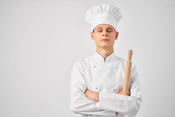 mężczyzna w kucharskiej formie dzwonek w rękach profesjonalnego tła pracy - Zdjęcie, obraz