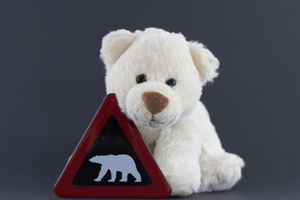 Милый белый медвежонок с предупреждающим знаком
 - Фото, изображение