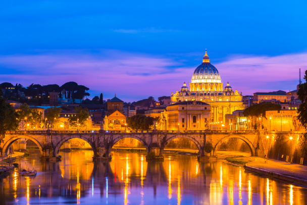 Vista para a catedral de St. Peters em Roma, Itália
 - Foto, Imagem