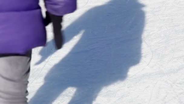 Portrait rapproché de personnes jambes dans des patins à glace - Séquence, vidéo