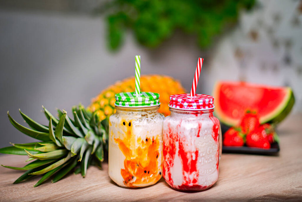 Frucht-Smoothies im Glas mit Strohhalmen. Erdbeer-Passionsfrucht-Smoothie - Foto, Bild