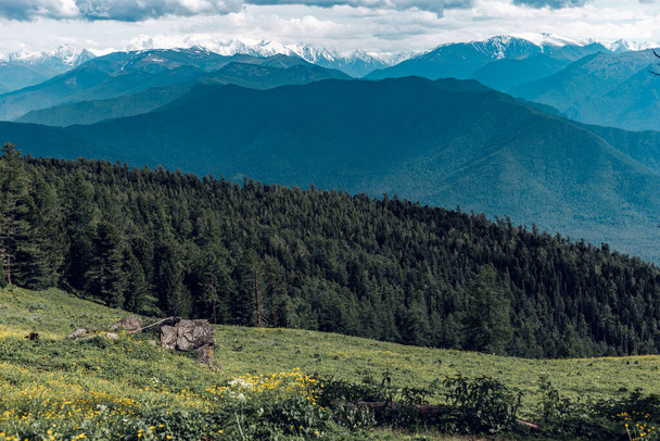 Живописный вид Алтайских гор на облачное небо вблизи села Тюнгур - Фото, изображение