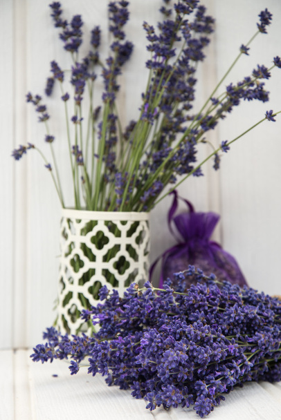 schöner duftender Lavendelstrauß in rustikalem Ambiente - Foto, Bild