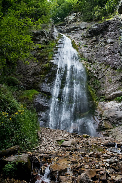 A cachoeira de Sutovsky, com a sua altura de 38m, é a quarta cachoeira mais alta da Eslováquia. Ele está localizado em Krivanska Mala Fatra no vale de Sutovska
. - Foto, Imagem