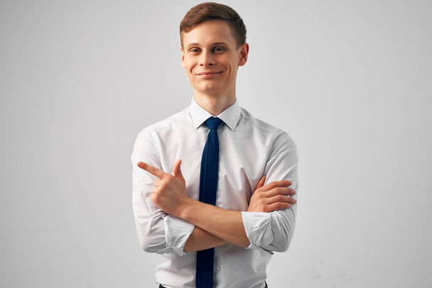 Geschäftsmann im Hemd mit Krawatte gestikuliert - Foto, Bild