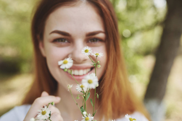 mulher alegre com flores na natureza  - Foto, Imagem
