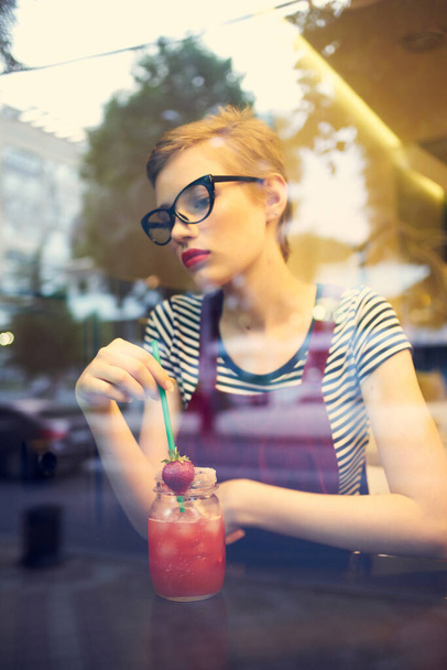 kobieta siedzi w restauracji z koktajl samotność zamyślony wygląd - Zdjęcie, obraz