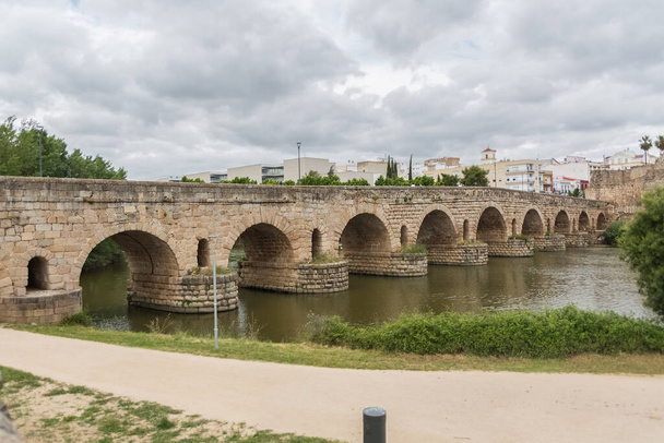 Merida / Španělsko - 05 12 2021: Pohled na historickou památku na římském mostě v Meridě, most postavený Římskou říší, přes řeku Guadiana v Meridě na jihozápadě Španělska - Fotografie, Obrázek