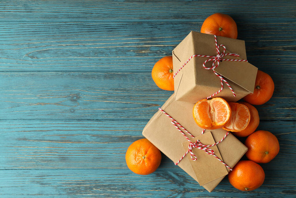 Mandarins and gift boxes on wooden table - Foto, afbeelding