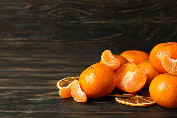 Sabrosas mandarinas frescas sobre fondo rústico de madera - Foto, Imagen